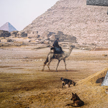 Load image into Gallery viewer, JR - Trompe l&#39;oeil, Greetings from Giza, 21 Octobre 2021, 6h01, Giza, Egypte, 2021
