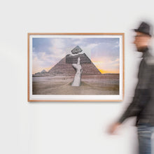 Load image into Gallery viewer, JR - Trompe l&#39;oeil, Greetings from Giza, 22 Octobre 2021, 16h44, Giza, Egypte, 2021
